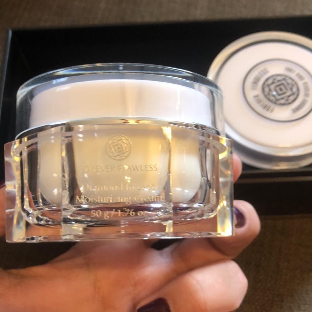 Forever Flawless White Diamond Limited Edition Beauty Set - Picture 4 of 7